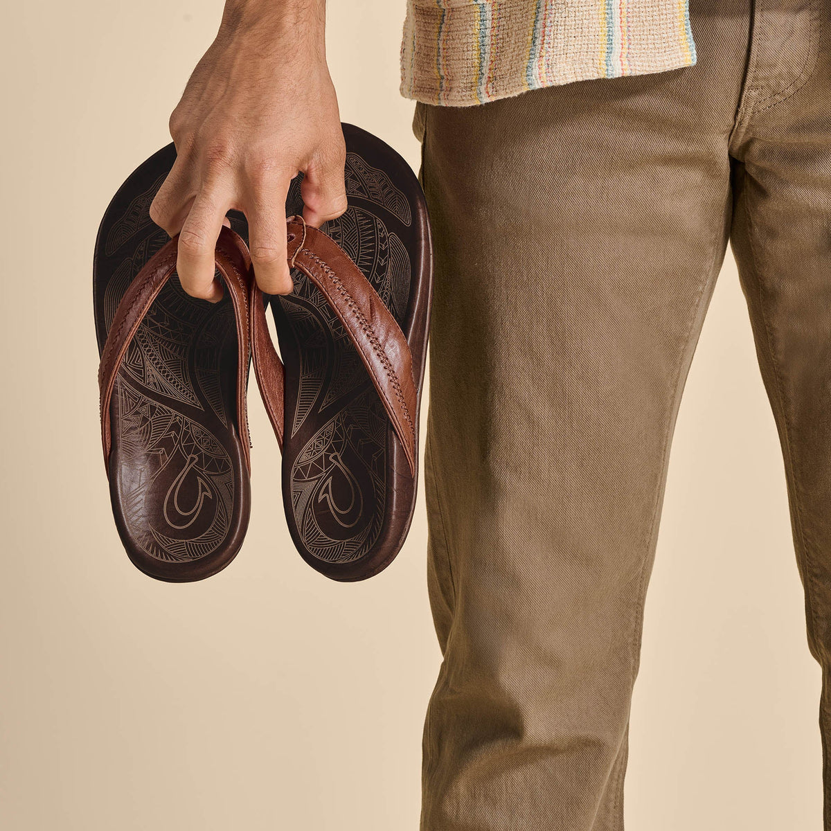 OLUKAI Men's Hiapo Rum/Dark Wood sandal, leather-wrapped anatomical footbed with arch support, detail view.