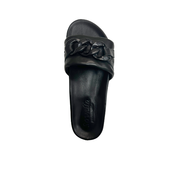 The SOVELLA Sovella Womens Aria Black slide sandal features a Wide strap with a chunky chain detail and built-in arch support for comfort, shown from above on a white background.