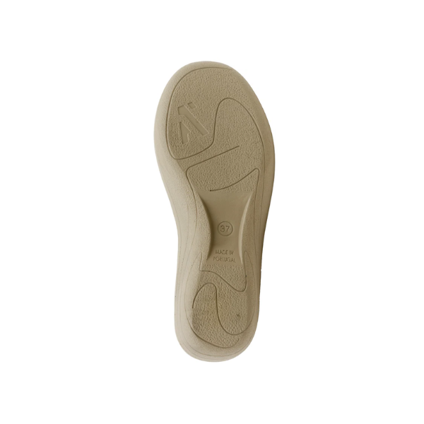 The ARCOPEDICO Jasmund Taupe women’s flat features a vegan-friendly, textured beige sole with curved lines, size 37 marking, and MADE IN PORTUGAL near the center.