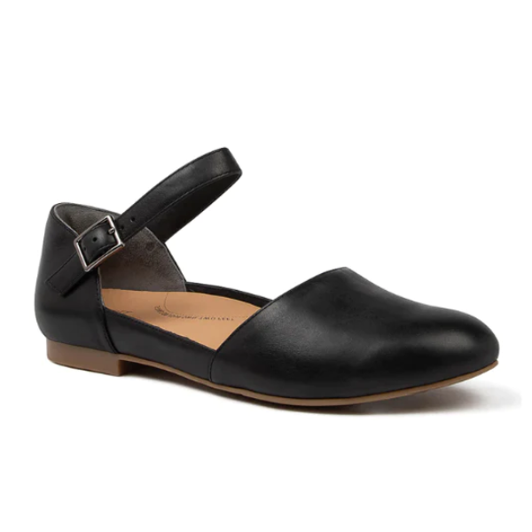 The ZIERA Womens Cavalcade Wide Black is a black leather flat with a closed toe, ankle strap and low heel. Inspired by minimalist design, it features a supportive inner lining for comfort and foot pain relief.