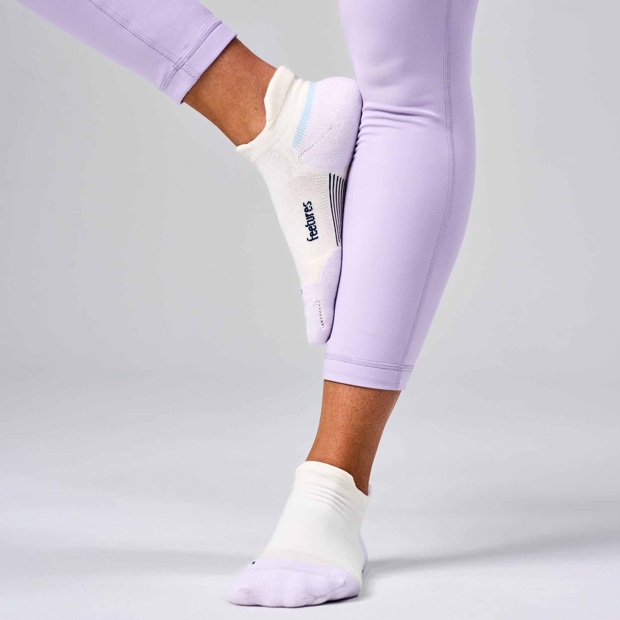 FEETURES Elite Max Cushion No Show Tab Lilac Breeze sock, breathable mesh top and seamless toe, top-down view.