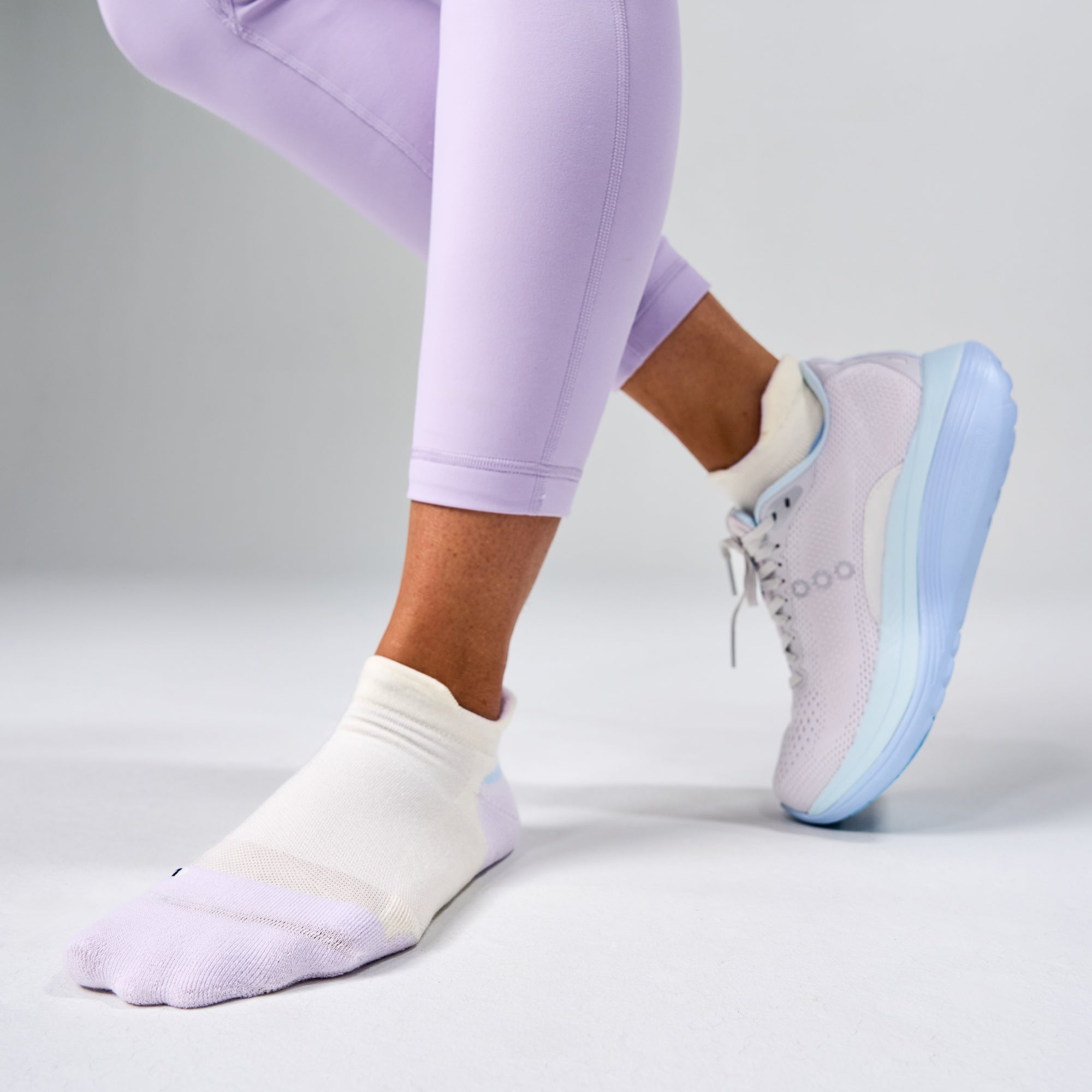 FEETURES Elite Max Cushion No Show Tab Lilac Breeze sock, cushioned footbed and blister tab, sole view.