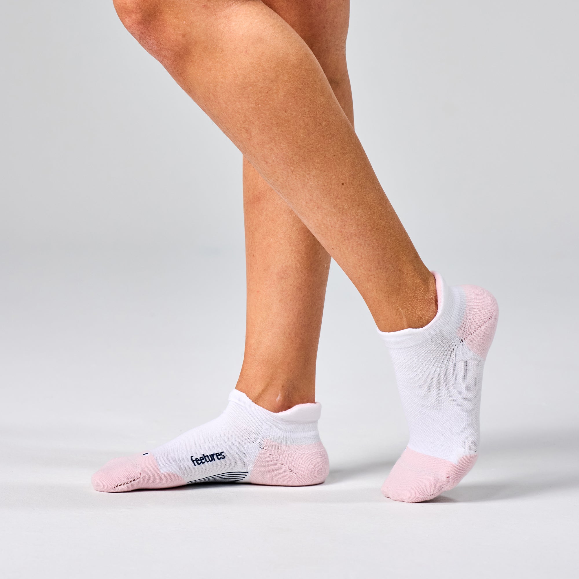 FEETURES Elite Max Cushion No Show Tab White Rose sock, breathable mesh top and seamless toe, top-down view.