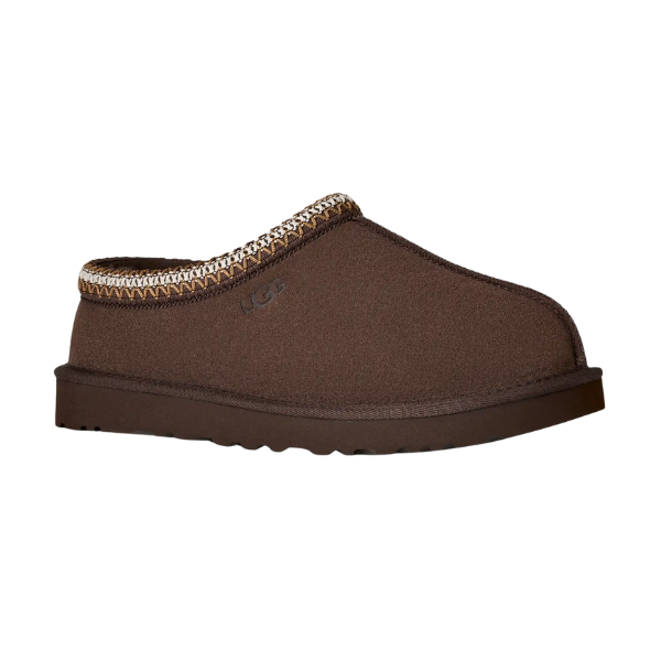 The UGG Men's Tasman II Cocoa is a brown slip-on slipper with a suede upper, thick sole, decorative ankle stitching, and a soft look. It features a closed toe and backless heel design from UGG.