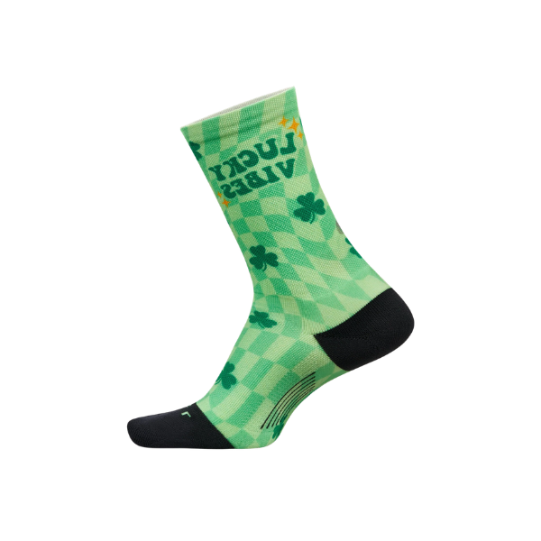 FEETURES Elite Light Cushion Mini Crew - Lucky Vibes: green shamrock sock with black toe/heel & "LUCKY VIBES" text.