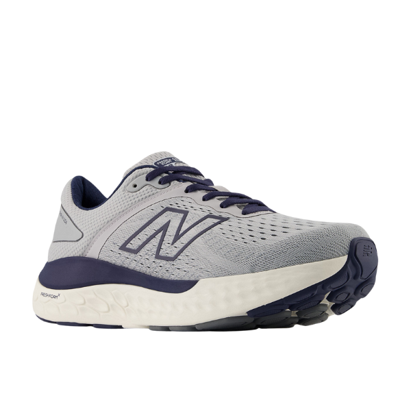 The New Balance Mens Fresh Foam X 1540v4 Wide Grey/White features a light gray mesh upper with dark blue accents, cushioned Fresh Foam X white midsole, and NEW BALANCEs signature comfort for every run.