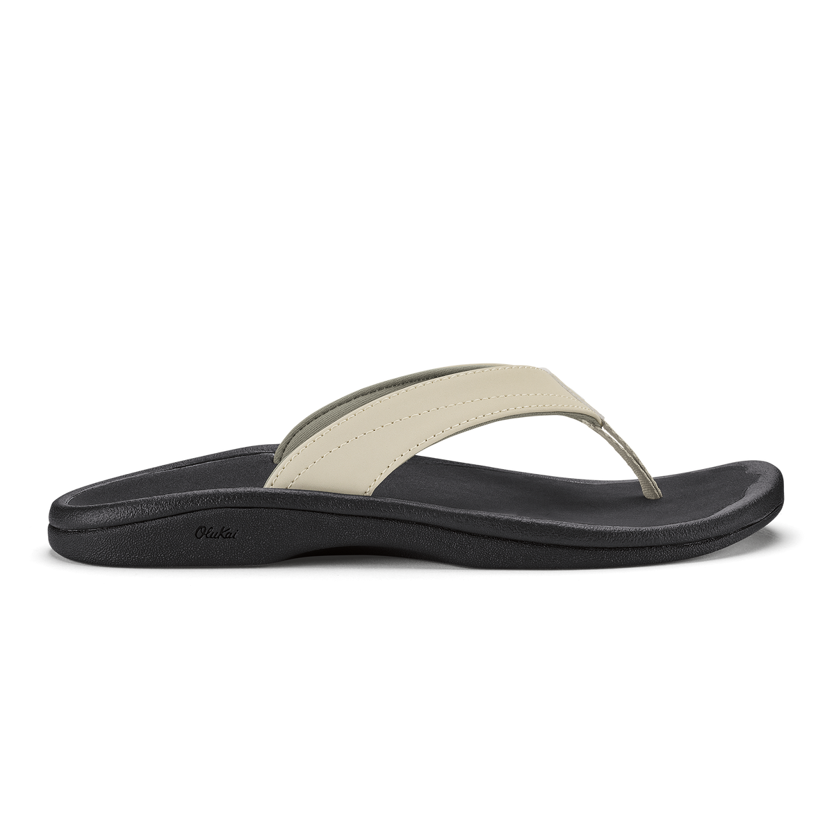OLUKAI Women's Ohana Beige thong sandal, ecru strap over a contoured black footbed with arch support, angled view.