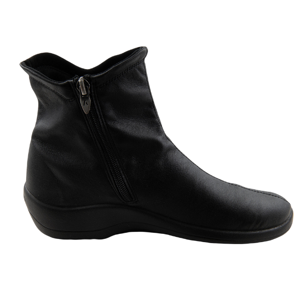 The ARCOPEDICO Arcopedico Paluma Black is a black leather travel boot with Twin Arch Support, a side zipper, flat sole, and slightly rounded toe, shown in profile against a white background.