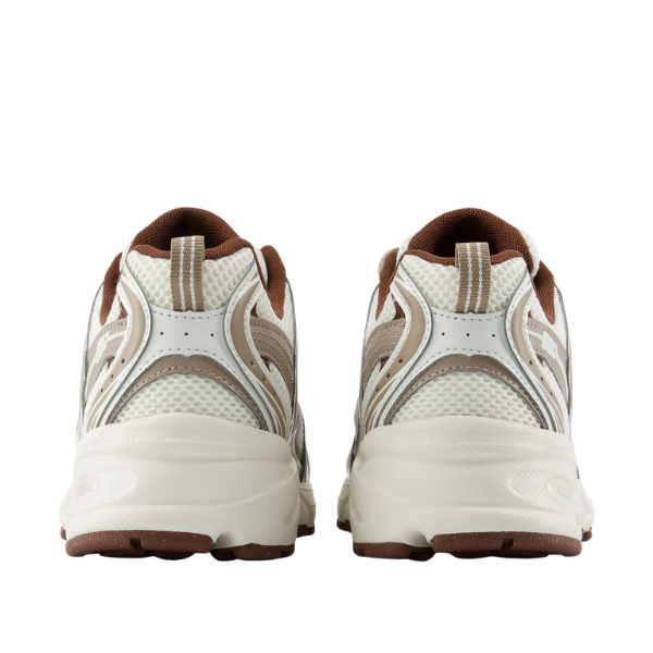 NEW BALANCE U530cob men’s running shoes in white/beige with brown soles, shown from the back.